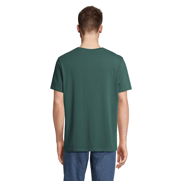 Homme portant un t-shirt vert vu de dos