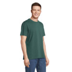 Homme portant un t-shirt vert et jean
