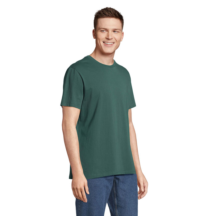 Homme portant un t-shirt vert et jean