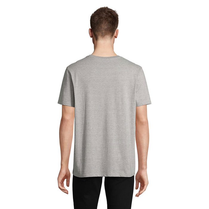 Homme portant un t-shirt gris vu de dos