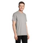 Homme portant un t-shirt gris simple