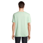 Homme portant un t-shirt vert clair