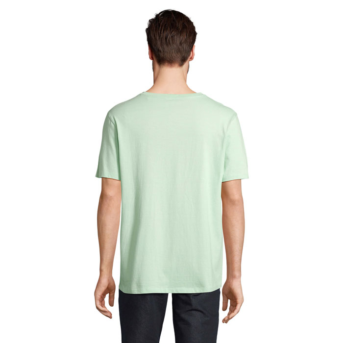 Homme portant un t-shirt vert clair
