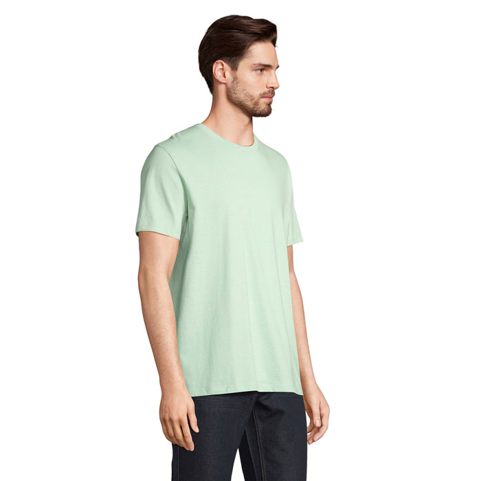 Homme portant un t-shirt vert clair