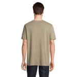 Homme portant un t-shirt beige vu de dos