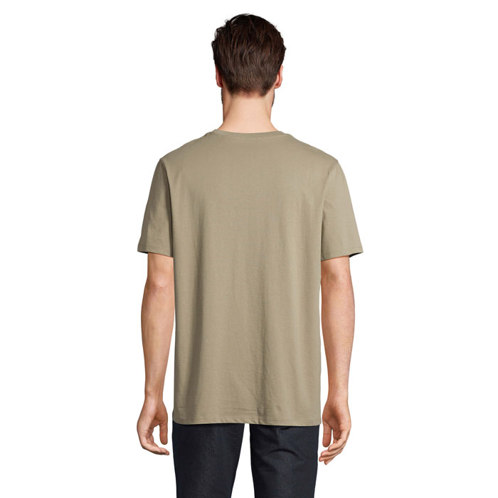 Homme portant un t-shirt beige vu de dos