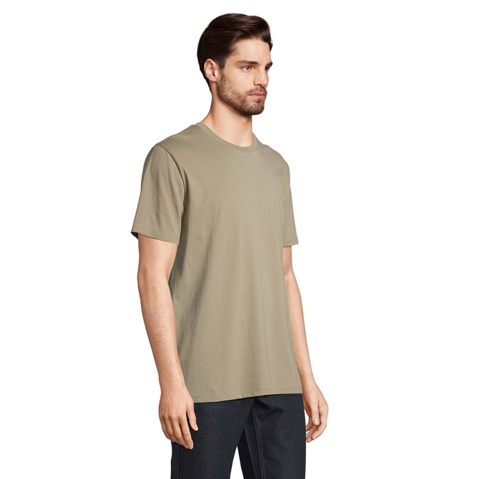Homme portant un t-shirt beige simple