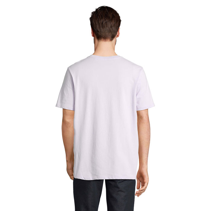 Homme portant un t-shirt blanc vu de dos