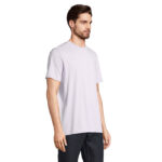Homme portant un t-shirt blanc et un jean