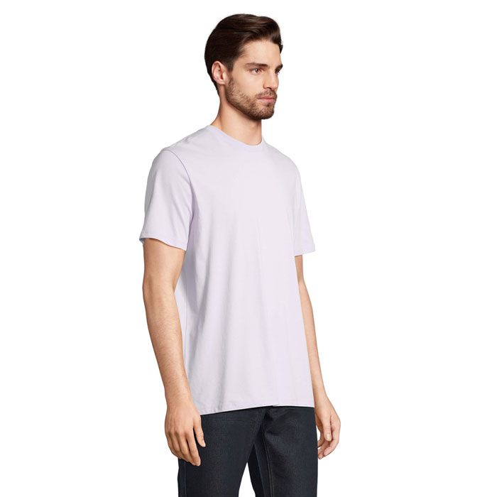 Homme portant un t-shirt blanc et un jean