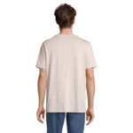 Homme portant un t-shirt beige vu de dos