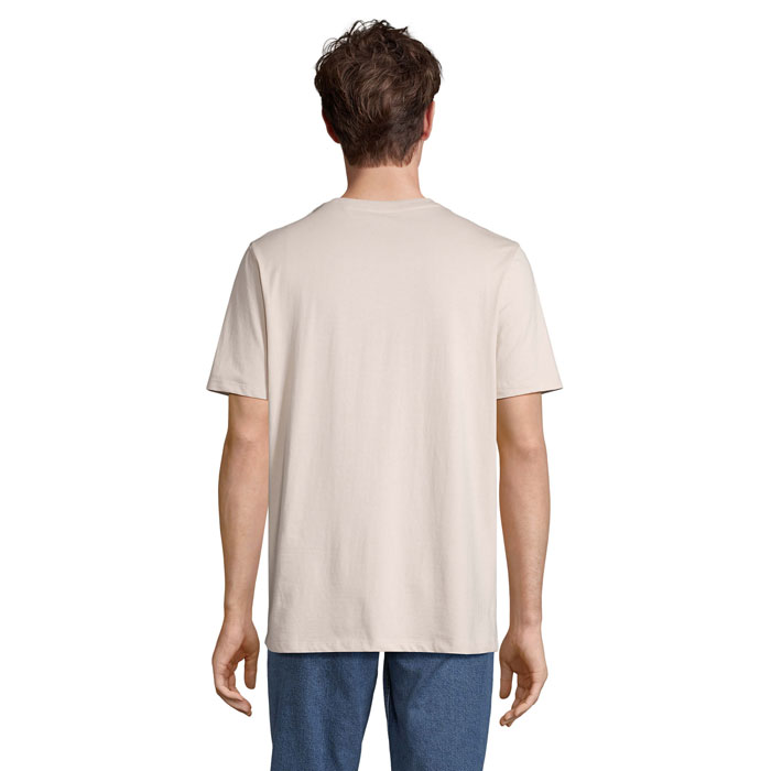 Homme portant un t-shirt beige vu de dos