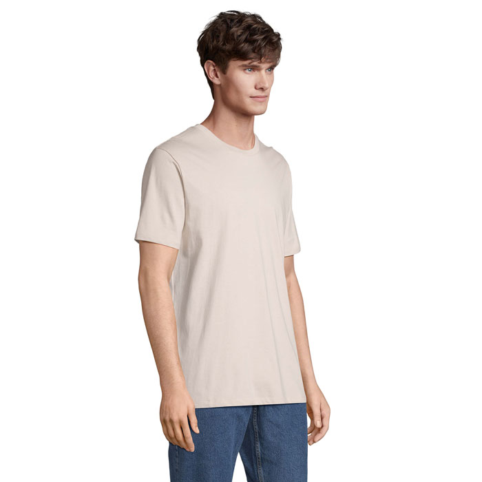Homme portant un t-shirt beige et jean bleu