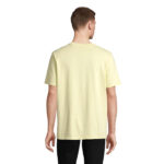 Homme portant un t-shirt jaune pâle vu de dos