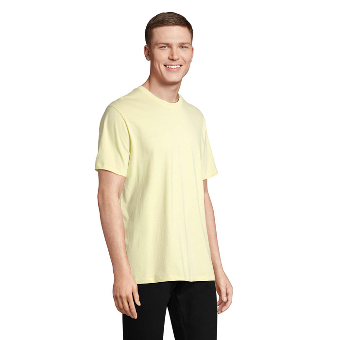 Homme portant un t-shirt jaune pâle