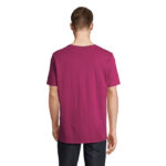 Homme portant un t-shirt violet vu de dos