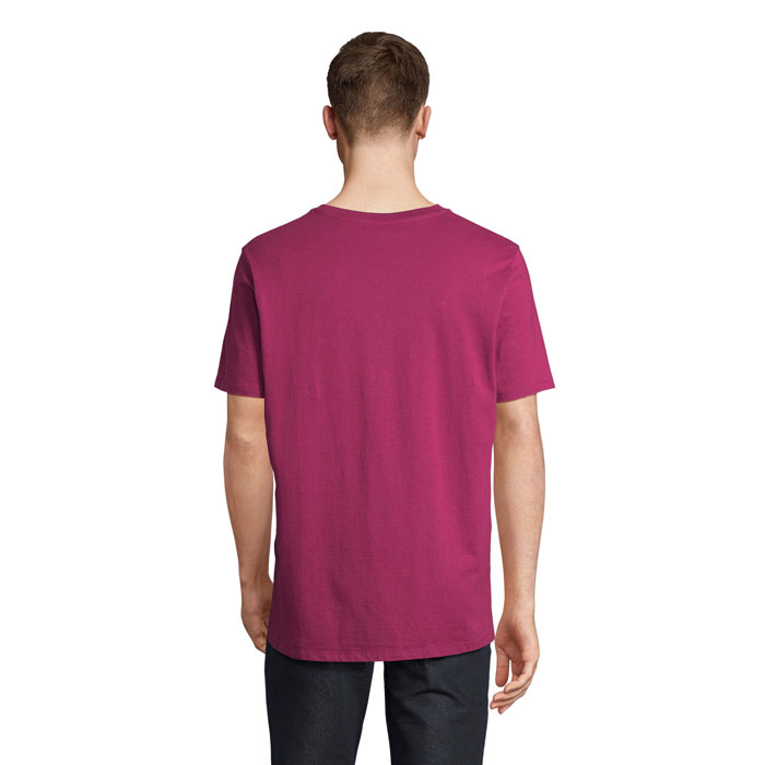 Homme portant un t-shirt violet vu de dos
