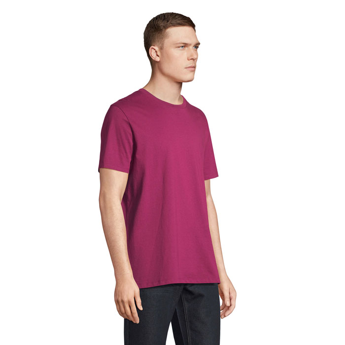 Homme portant un t-shirt violet et jean noir