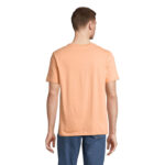 Homme portant un t-shirt orange et jean bleu