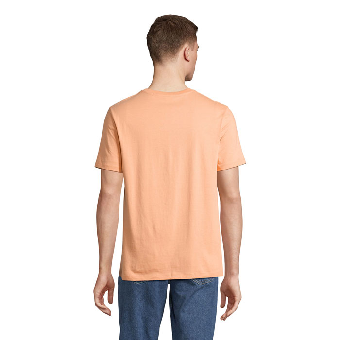 Homme portant un t-shirt orange et jean bleu