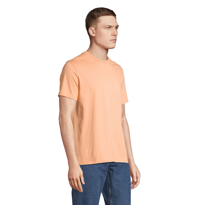 Homme portant un t-shirt orange et un jean bleu