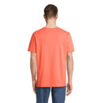 Homme portant un t-shirt corail vu de dos