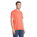 Homme portant un t-shirt orange et un jean.