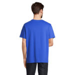 Homme portant un t-shirt bleu vu de dos