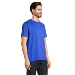 Homme portant un t-shirt bleu uni