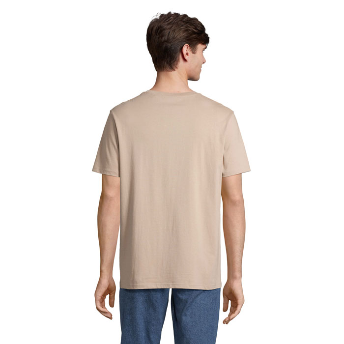 Homme portant un t-shirt beige vu de dos