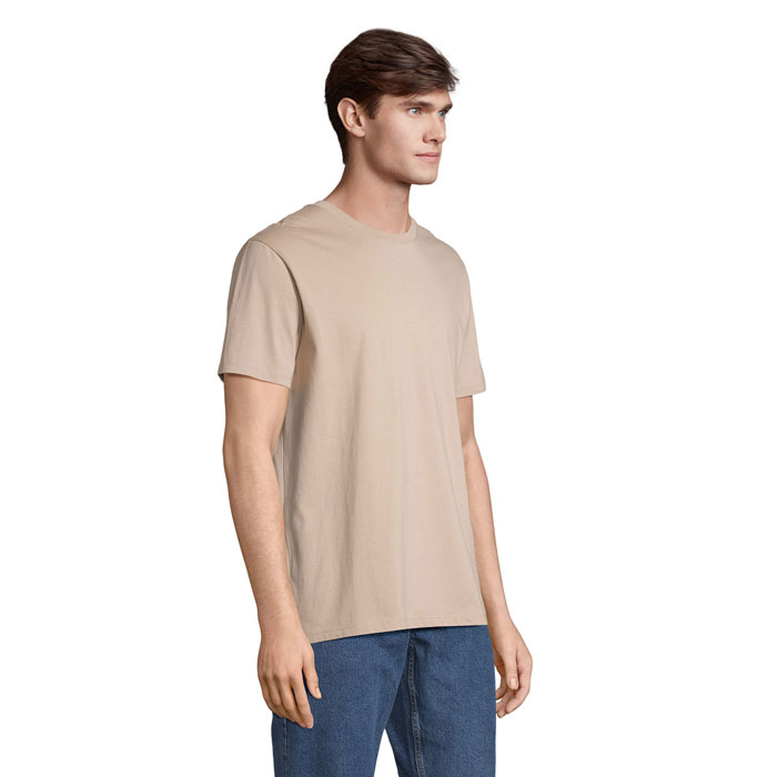 Homme portant un t-shirt beige et un jean bleu