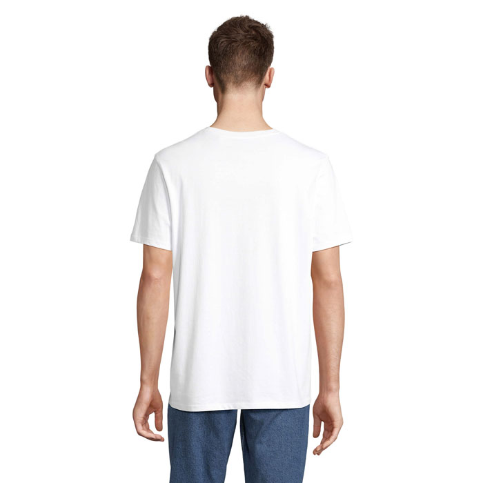 Homme portant un t-shirt blanc vu de dos
