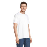 Homme portant un t-shirt blanc et jean bleu
