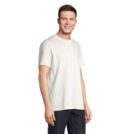Homme portant un t-shirt blanc simple