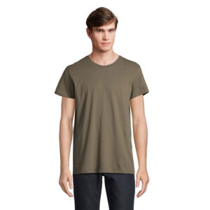 Homme portant un t-shirt kaki uni