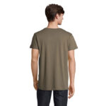 Homme portant un t-shirt kaki vu de dos