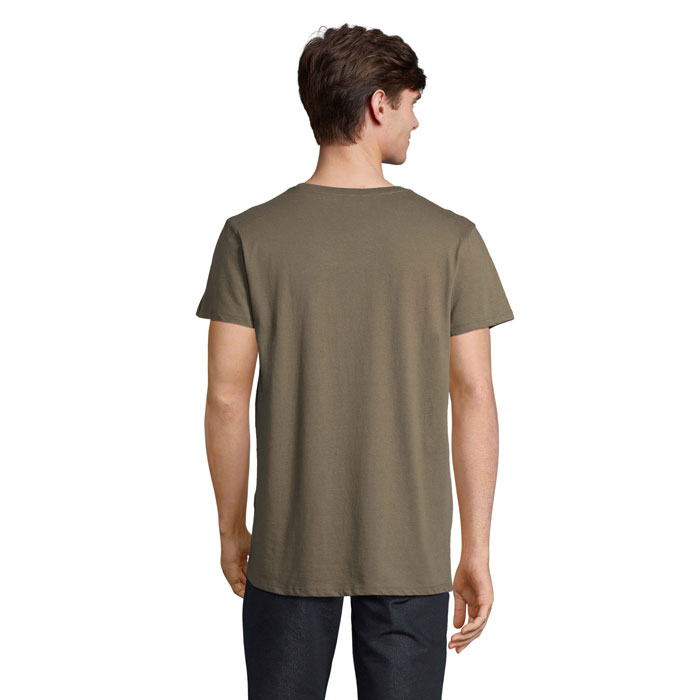 Homme portant un t-shirt kaki vu de dos