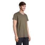 Homme portant un t-shirt kaki simple