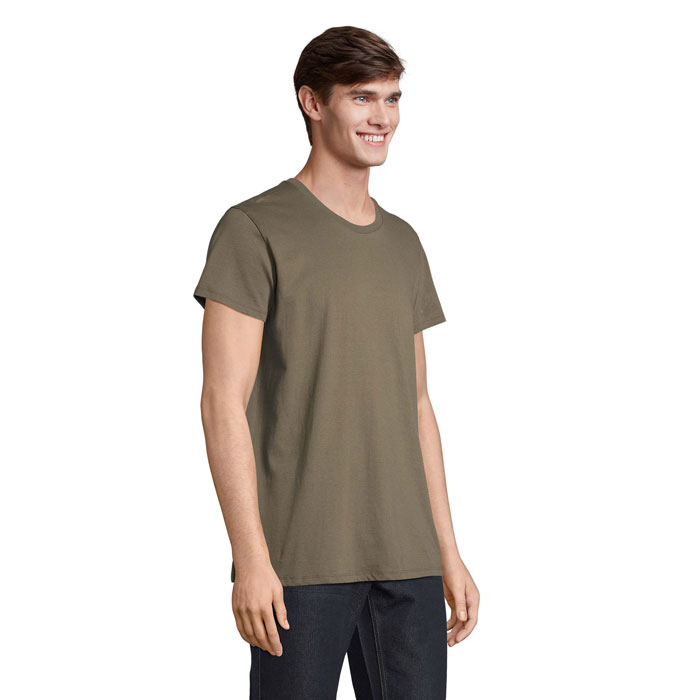 Homme portant un t-shirt kaki simple