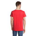 Homme portant un t-shirt rouge vu de dos