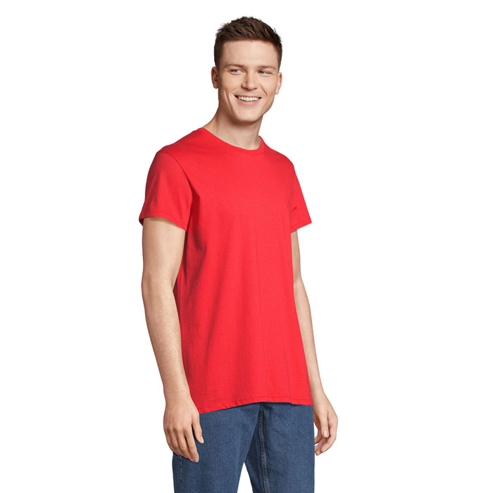 Homme portant un t-shirt rouge basique