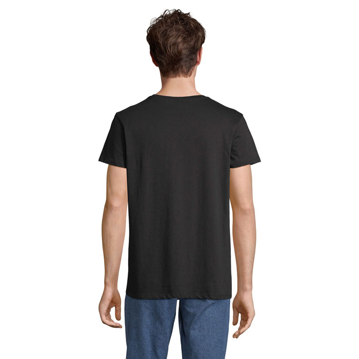 Homme portant un t-shirt noir vu de dos
