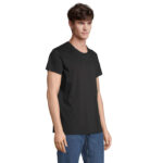 Homme portant un t-shirt noir et jean bleu