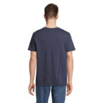 Homme portant un t-shirt bleu marine basique.