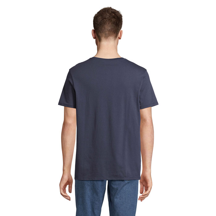 Homme portant un t-shirt bleu marine basique.