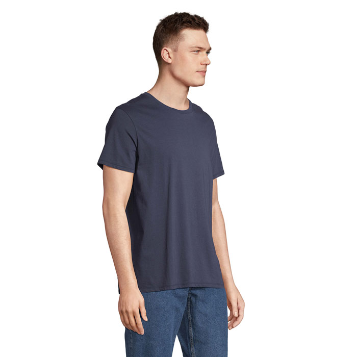 Homme portant un t-shirt bleu marine simple