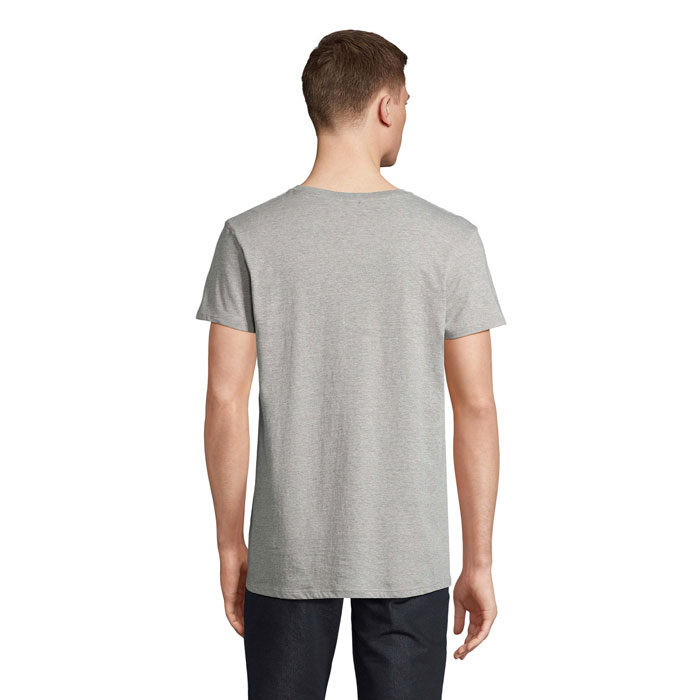 Homme portant un t-shirt gris vu de dos