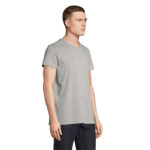 Homme portant un t-shirt gris simple