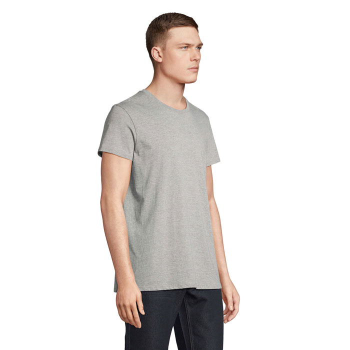 Homme portant un t-shirt gris simple