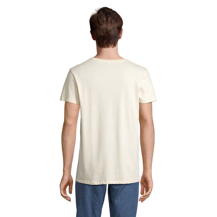Homme portant un t-shirt beige vu de dos